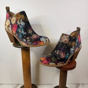 SOFFT Tamela Multicolor Velvet Floral Textile Upper Zip Ankle Booties SIZE 8.5M